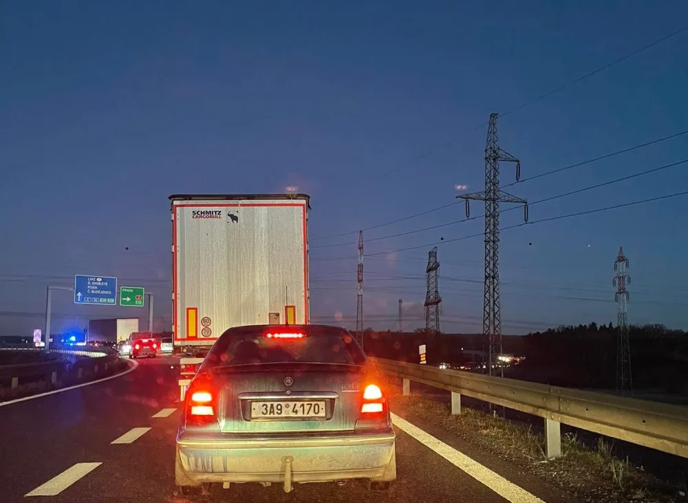 Hlavní tahy na Prahu ráno uzavřely nehody. Na D4 havarovalo pět aut a kamion