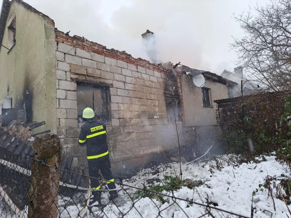 Hasiči zasahovali u požáru domu v Hůrách. Uvnitř zemřel člověk