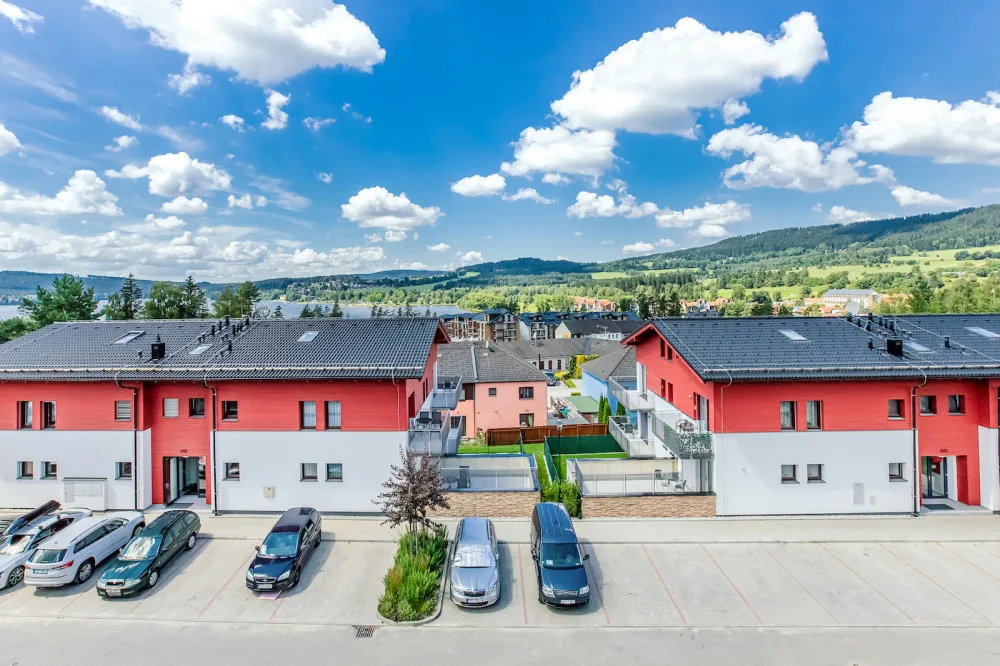 Korzo Lipno se nachází u jednoho z center obce, které vzniká okolo hlavní promenády. Pláž je v docházkové vzdálenosti.