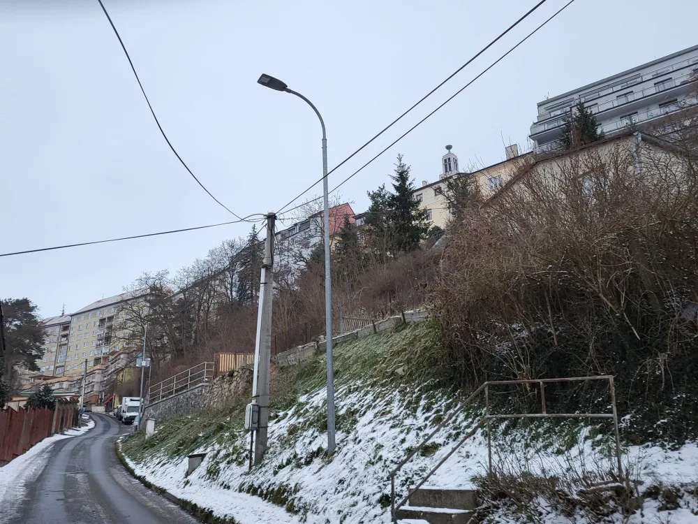 V táborských domácnostech se nouzově topí. S hledáním poruchy pomáhá dron