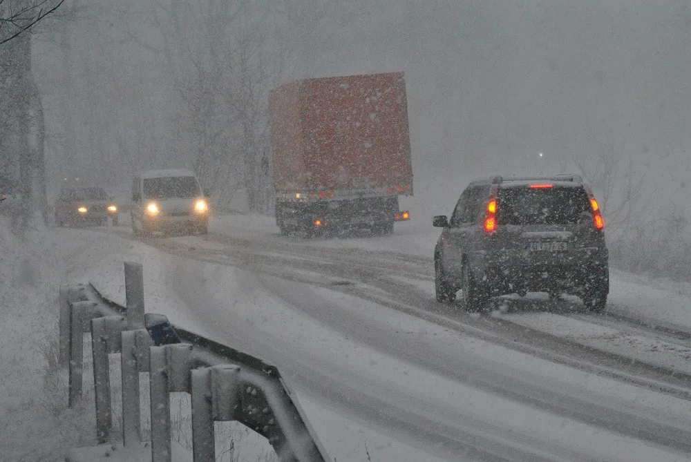 Česko v pátek zasype sníh, meteorologové varují před komplikacemi v dopravě