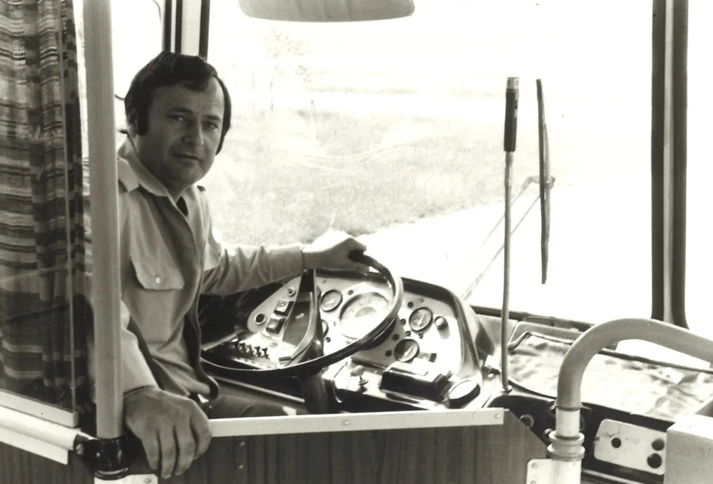 Václav Filip na dobové fotografii ve voze typu karosa ŠM11. (Foto: archiv DPMCB)