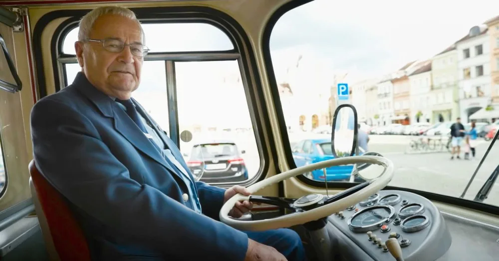 Václav Filip začal 19. prosince 1972 jezdit u budějovického dopravního podniku se škodou RTO. (Foto: youtube.com, Bus Salon Sdružení dopravních podniků ČR)