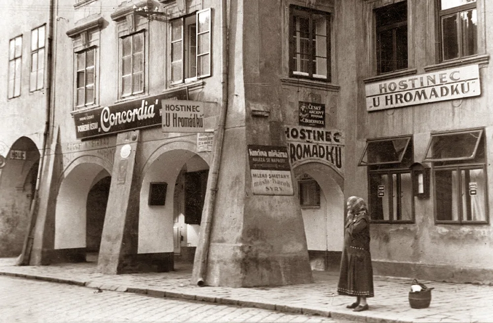 U Hromádků po roce 1930. Starší paní tiše čeká, asi na někoho v hostinci.