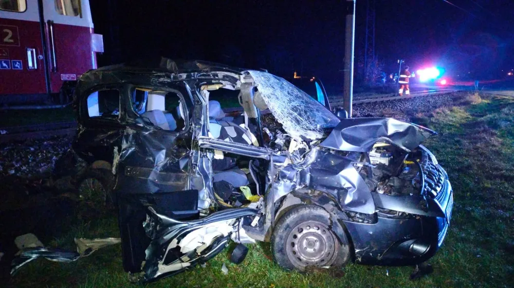 size4-16668136426481-2-vlak-srazil-auto-ktere-vjelo-do-kolejiste-ridice-zranenim-podlehl-i-pres-snahu-svedku-a-zachranaru