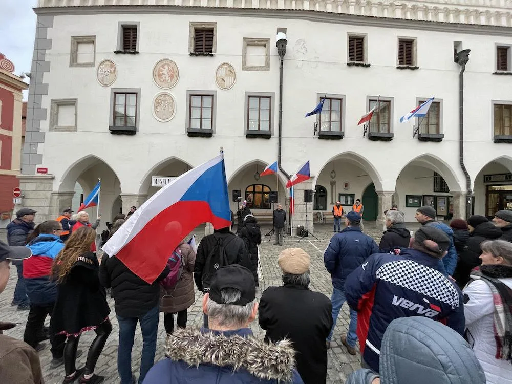 Vrabelova demonstrace v Krumlově přilákala desítky lidí. Zadluženého pořadatele zítra čeká soud