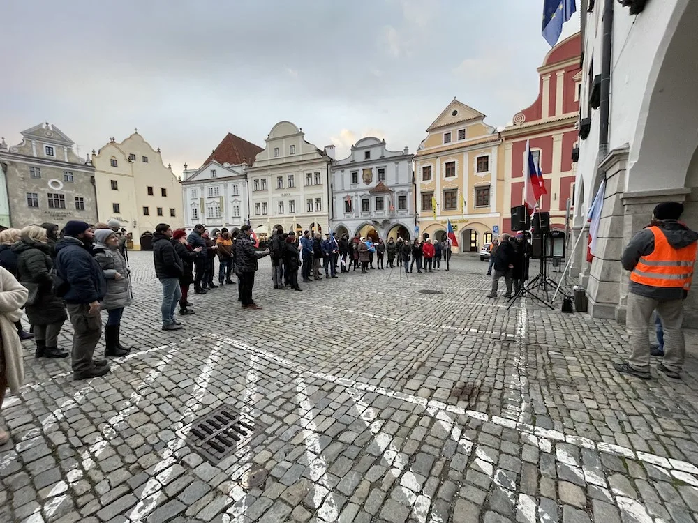 Vrabelova demonstrace v Krumlově přilákala desítky lidí. Zadluženého pořadatele zítra čeká soud
