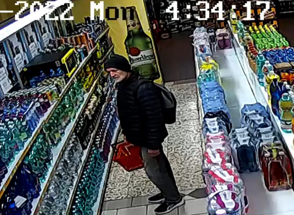 Policie vyšetřuje krádež peněženky v domově dětí. Hledá muže na fotografiích