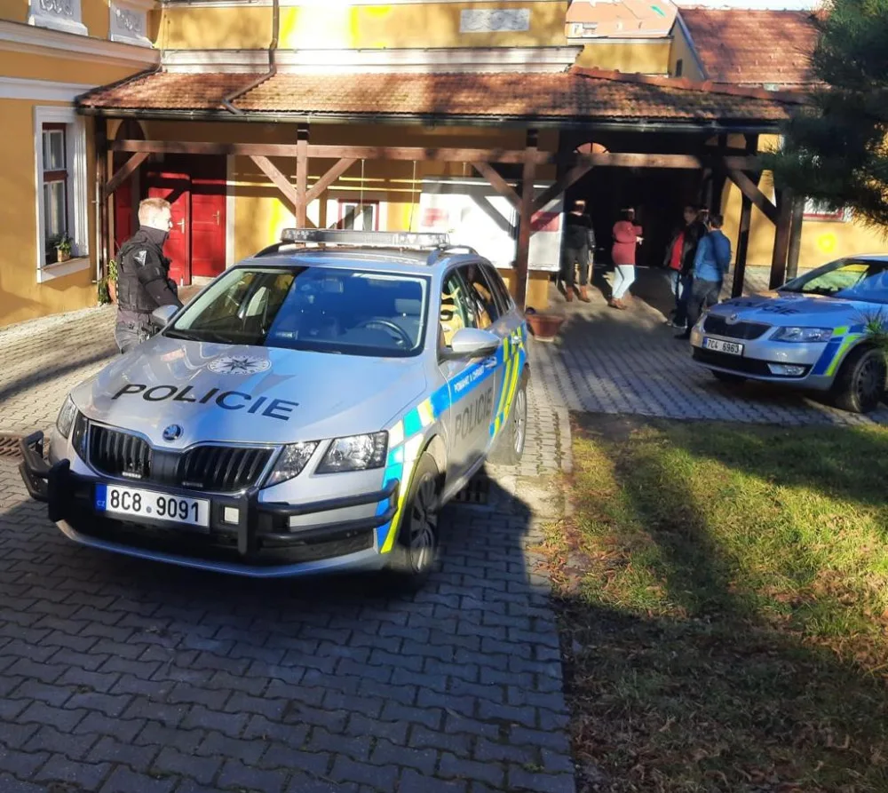 Studentovi, který vyhrožoval svým spolužákům, hrozí až čtyři roky vězení. Policie ho obvinila z vydírání