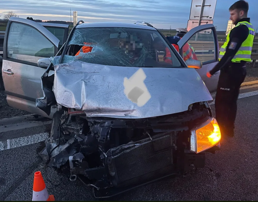 Vážná dopravní nehoda na dálnici D3. Osobní auto najelo pod cisternu, řidiče transportoval vrtulník.
