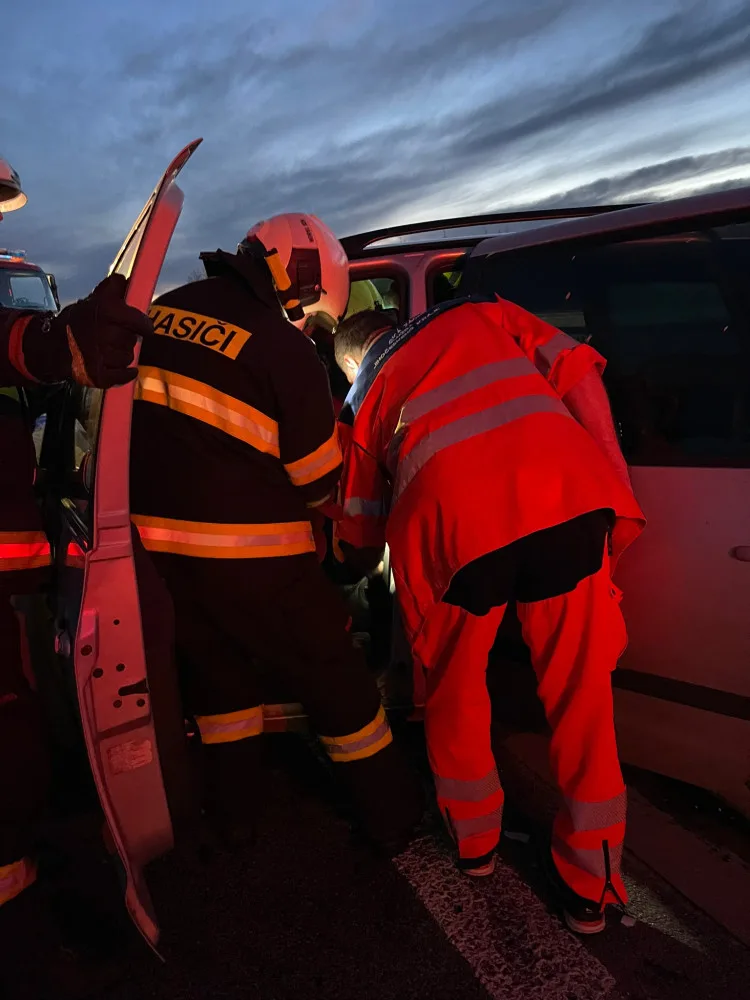 Vážná dopravní nehoda na dálnici D3. Osobní auto najelo pod cisternu, řidiče transportoval vrtulník