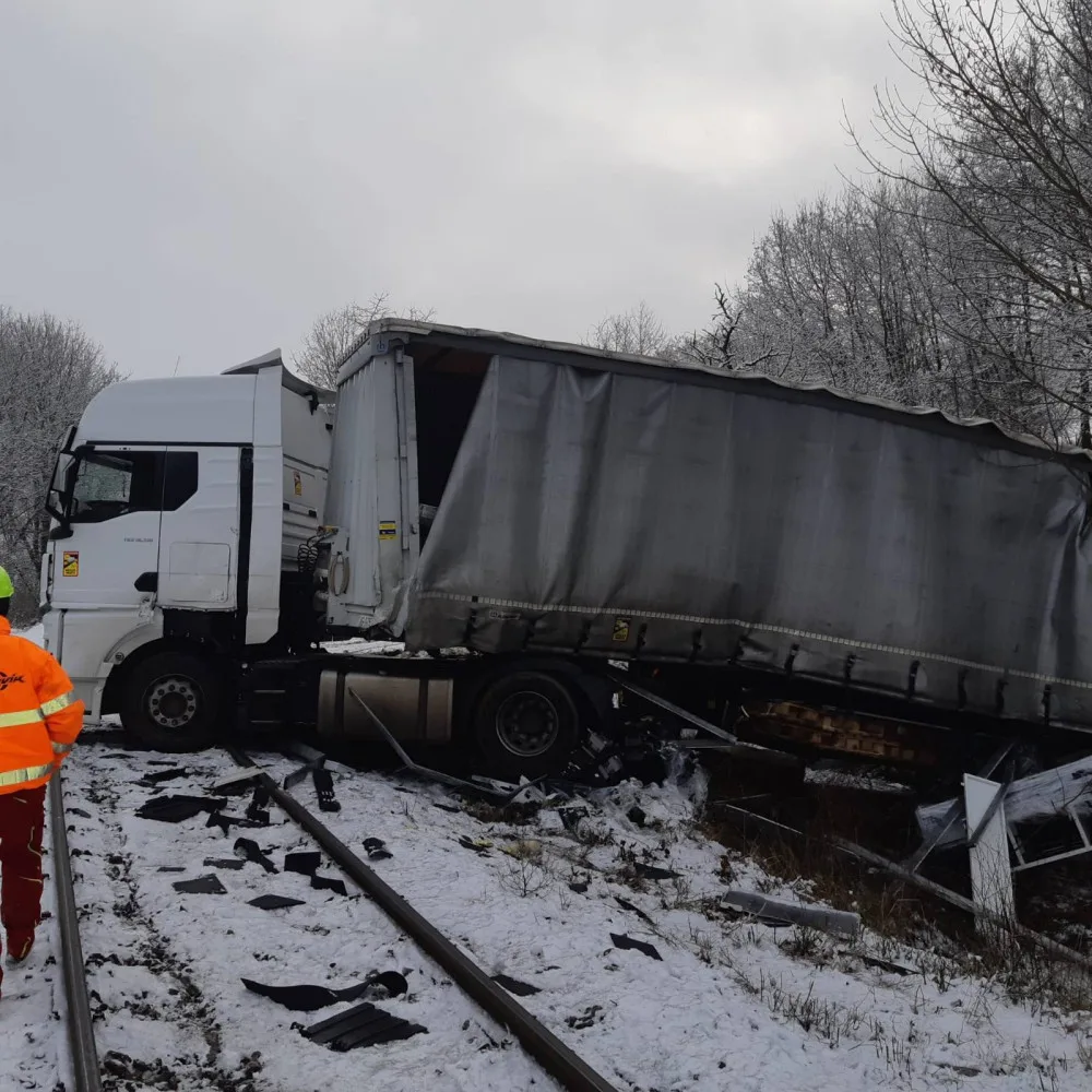 Střet vlaku s kamionem si vyžádal několik zraněných. Cizinec za volantem tahače zabloudil a uvízl na přejezdu.
