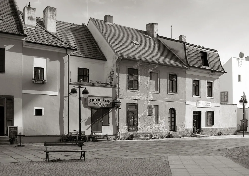 Pohled na zadní části domů Česká 42 a 44 směřující na Piaristické náměstí a trochu historie o nich. Z paměti mizí obyvatelé těchto domů Šubrtů, Rampasů, Semelků a Bazalů. Přestavby obou domů kritizovali v roce 1934 Praze.