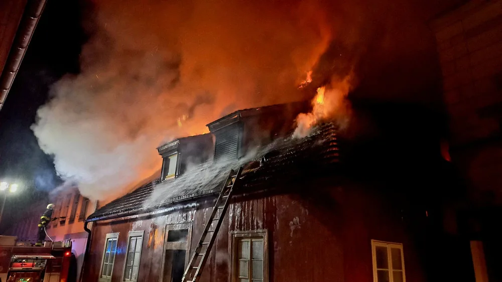 Milionové škody napáchal požár v historickém centru Jindřichova Hradce.