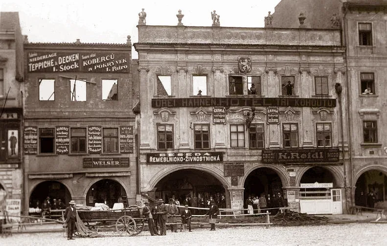 Hotel U Tří kohoutů, který vyhořel v roce 1902 a poté postaven nový hotel U Tří kohoutů, dnes součást hotelu Zvon.