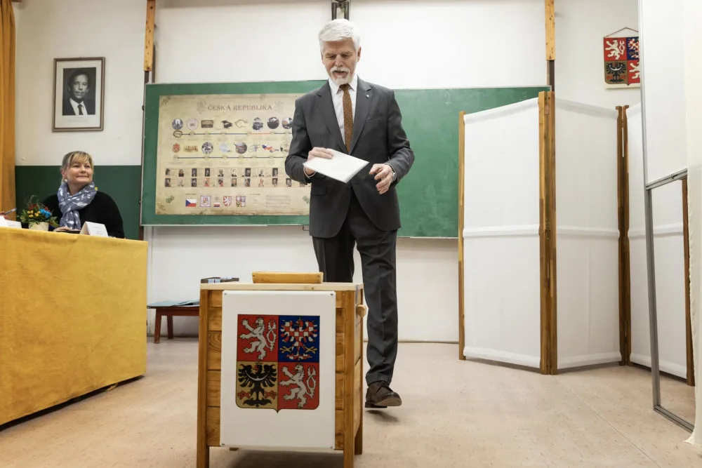 Petr Pavel ve volební místnosti.