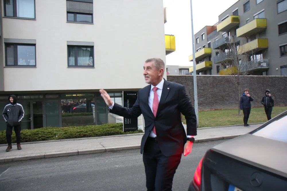 Petr Pavel míří na Hrad. Andreje Babiše porazil o milion hlasů
