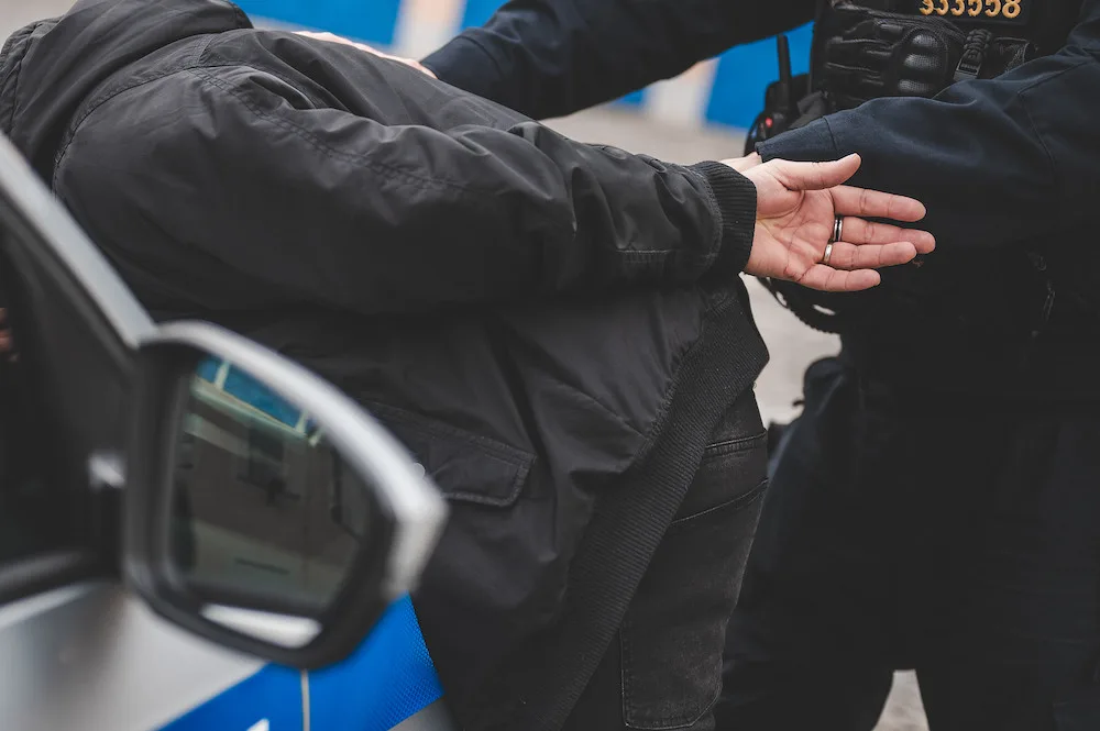 Kradeného auta si všimli policisté. Zloději před nimi začali ujíždět
