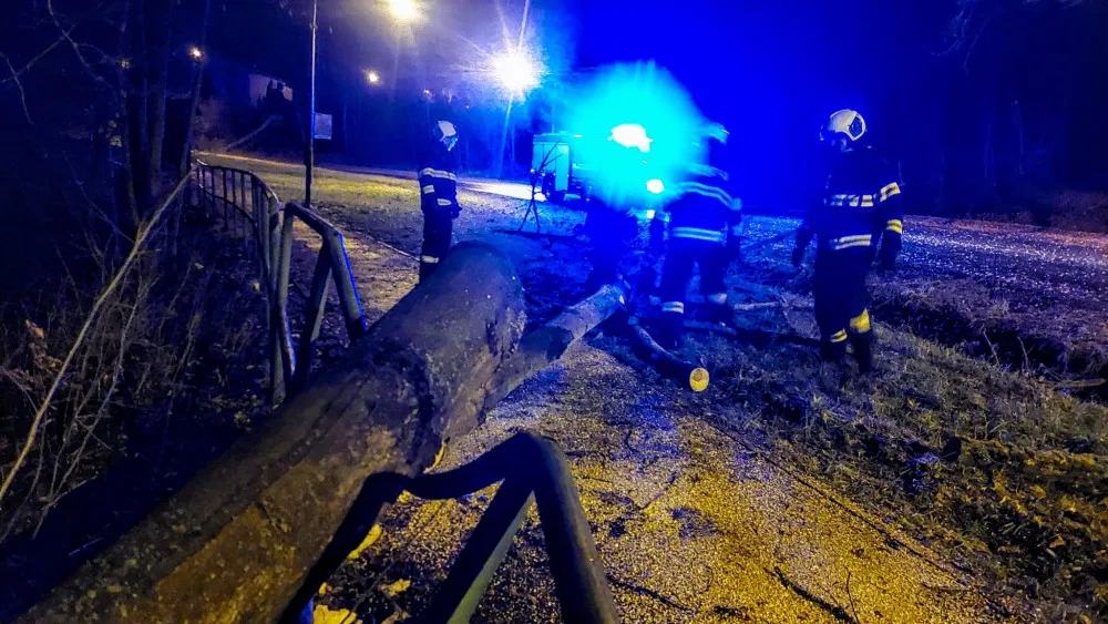 Jihočeský kraj zasáhl silný vítr. Tisíce domácností jsou bez proudu