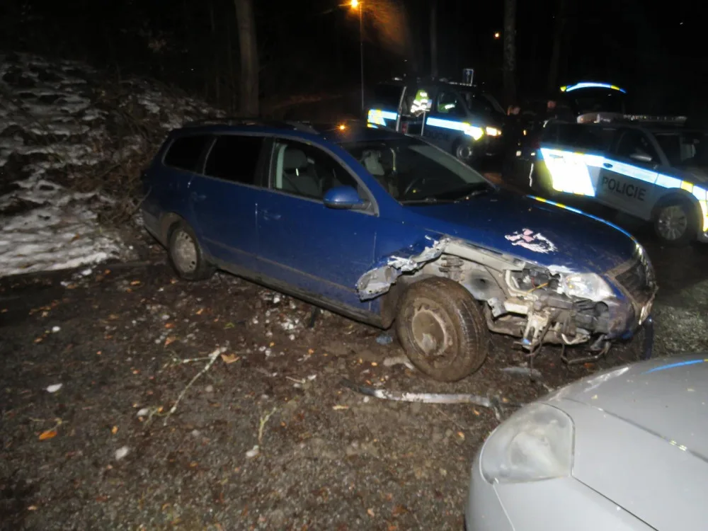 Muž se zákazem řízení naboural dvě auta. Pak se policistům přiznal k držení zbraně