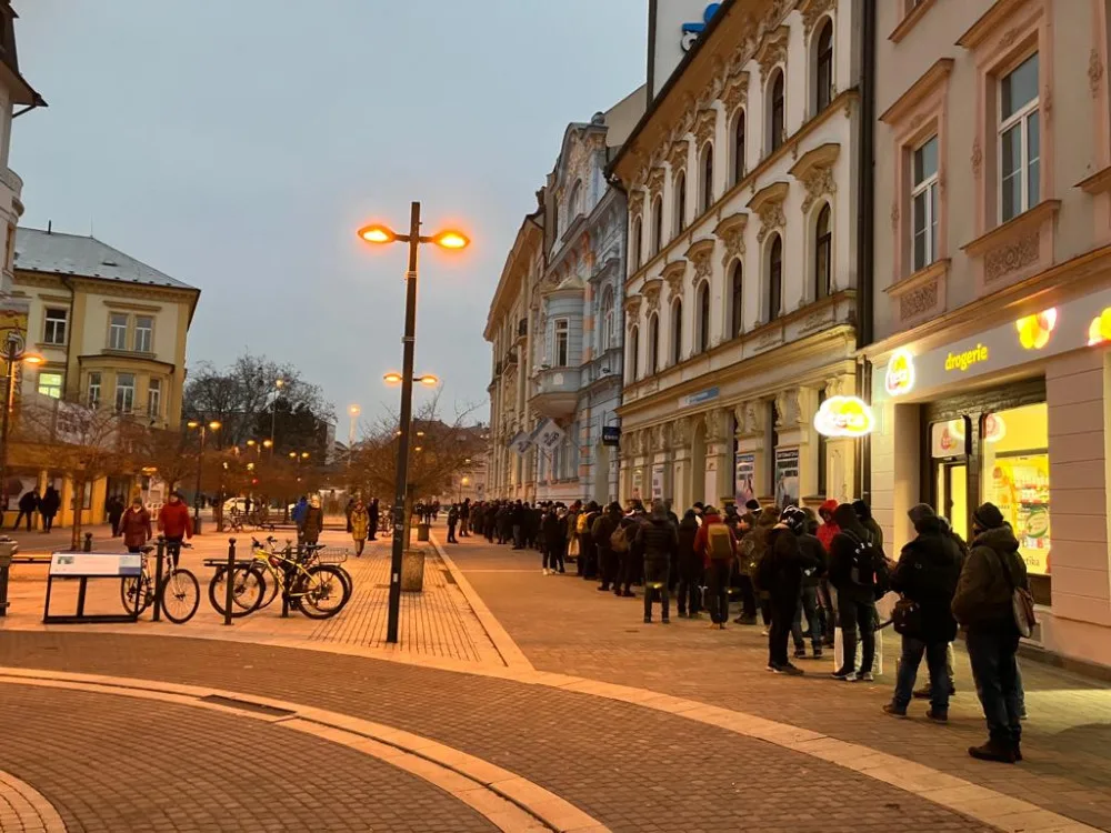 Fronta před budějckou pobočkou ČNB.