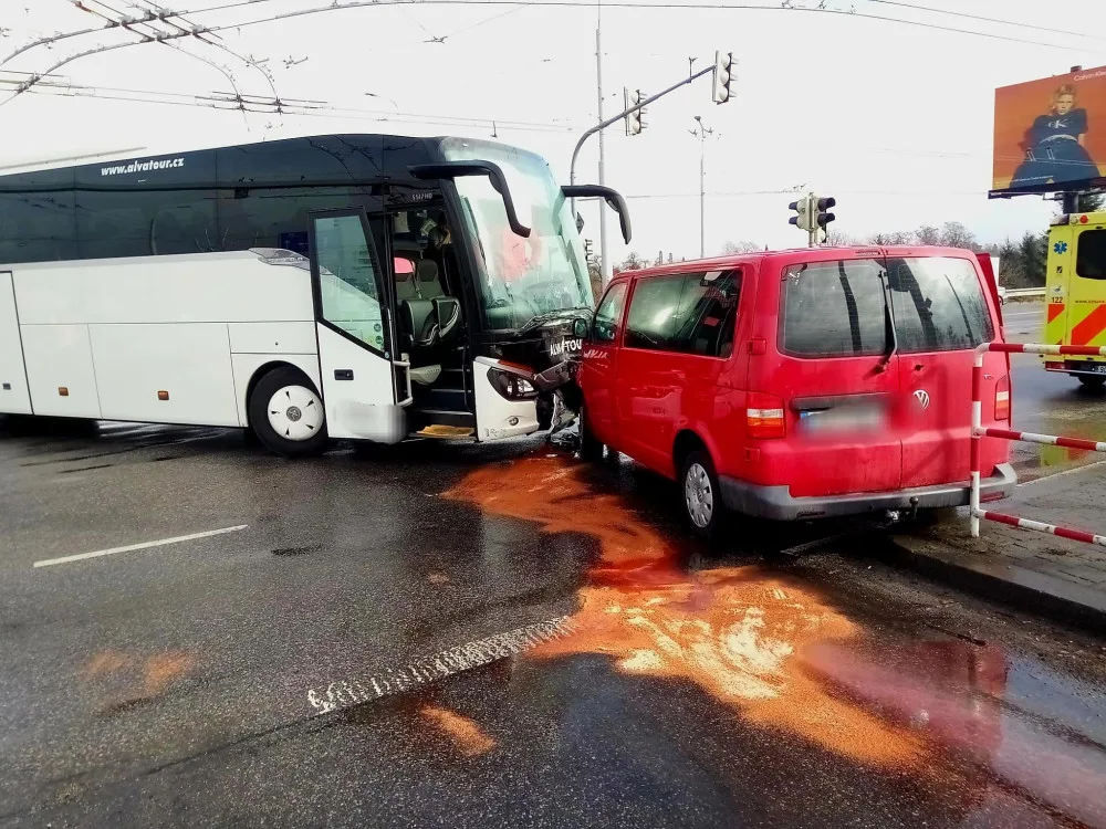 V Českých Budějovicích se střetl autobus s dodávkou. Jeden člověk utrpěl lehké poranění