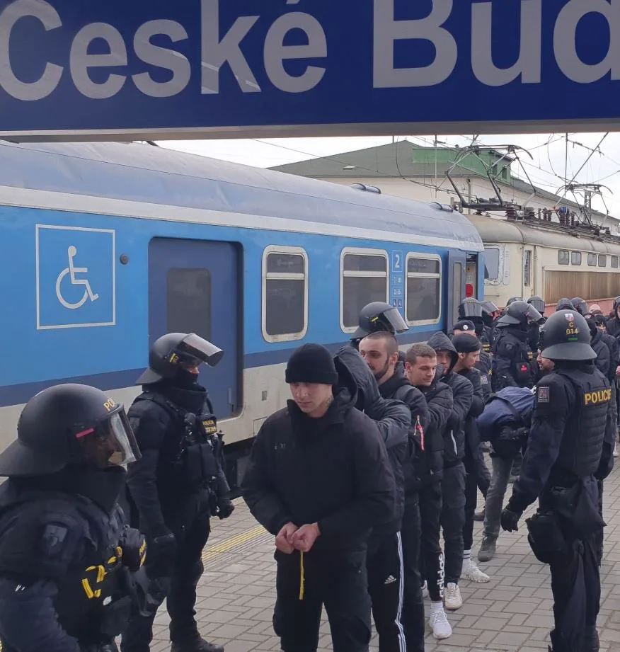 Fanoušci Dynama ničili vlak cestou do Plzně. Třicet jich policie zadržela.
