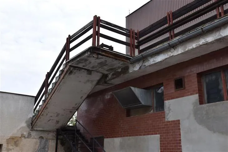 Písecký plavecký stadion potřebuje rekonstrukci. Město opraví terasu a vzduchotechniku