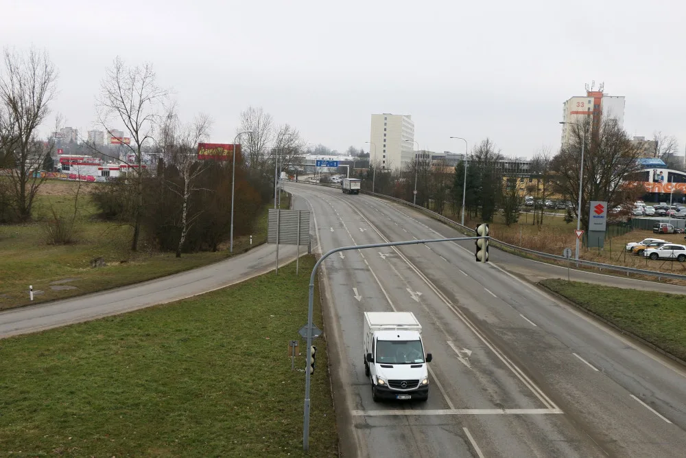 Oprava důležité silnice v Budějcích se odkládá. Další uzavírka by byla neúnosná, zní z města