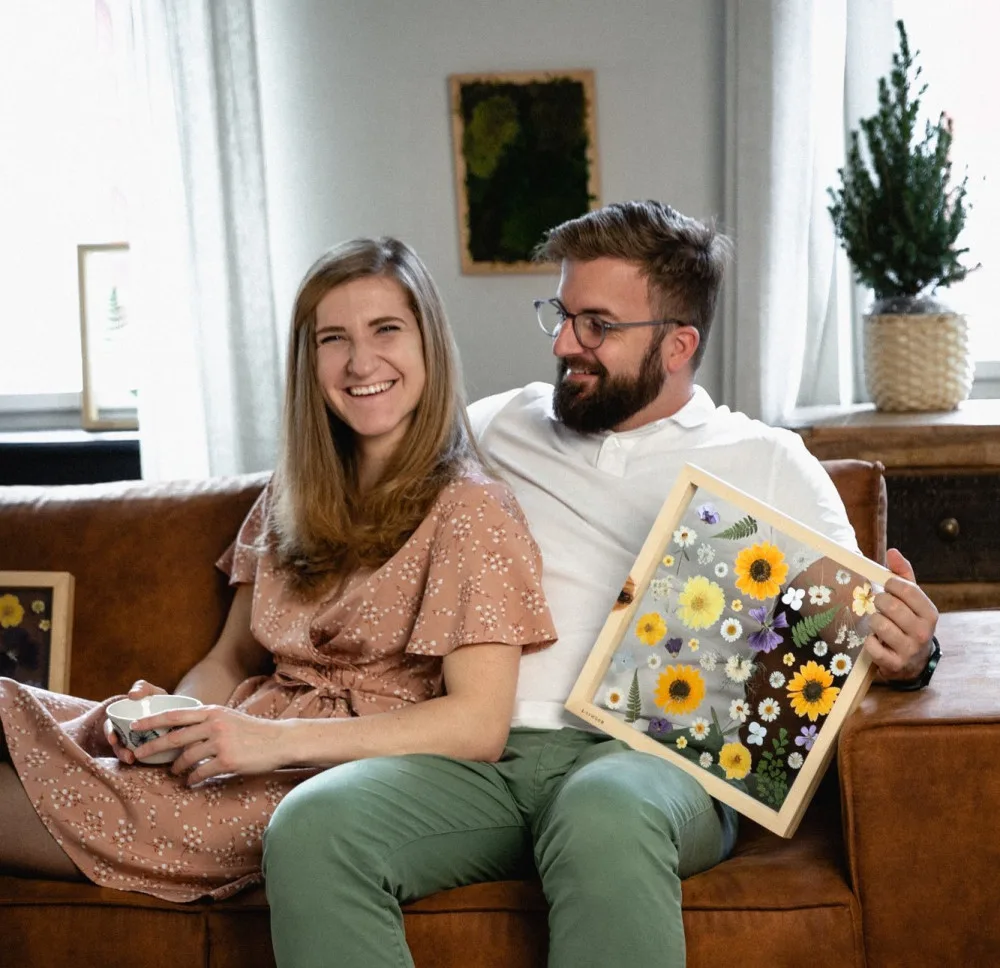 Veronika s Petrem vyrábí unikátní obrazy z lisovaných květin, díla dělají radost jako dárky i vzpomínka na svatbu