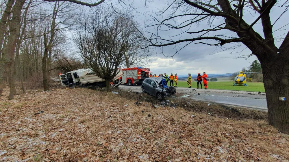 Další smrtelná nehoda na jihu Čech. Střet náklaďáku s osobákem nepřežil jeden člověk.
