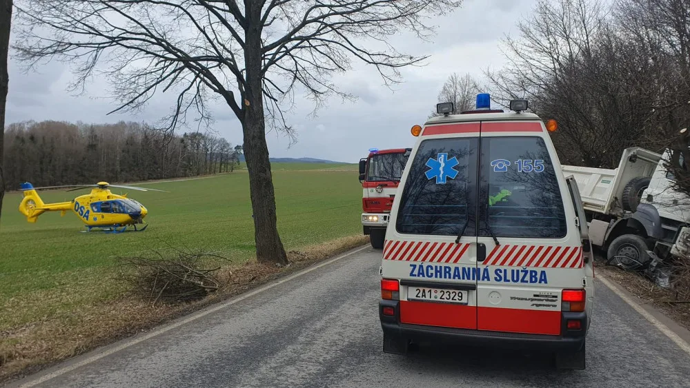 Další smrtelná nehoda na jihu Čech. Střet náklaďáku s osobákem nepřežil jeden člověk