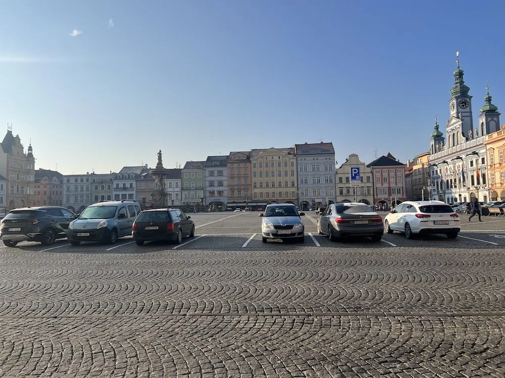 Zpátky do minulosti. Doprava na náměstí se vrátila do původního stavu