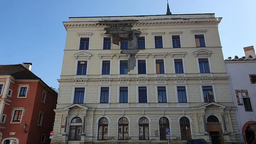 Chátrající budova bývalé spořitelny v Krumlově by se měla proměnit v hotel.