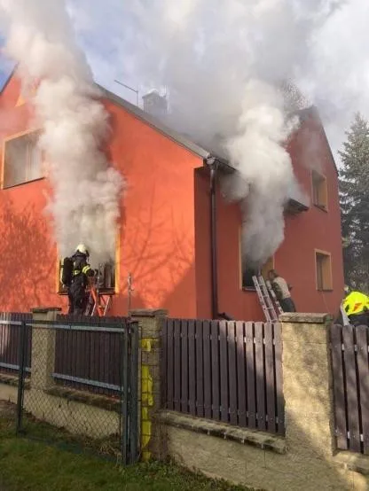 Požár poškodil dům na Jindřichohradecku. Osadní výbor chce rodině pomoci sbírkou