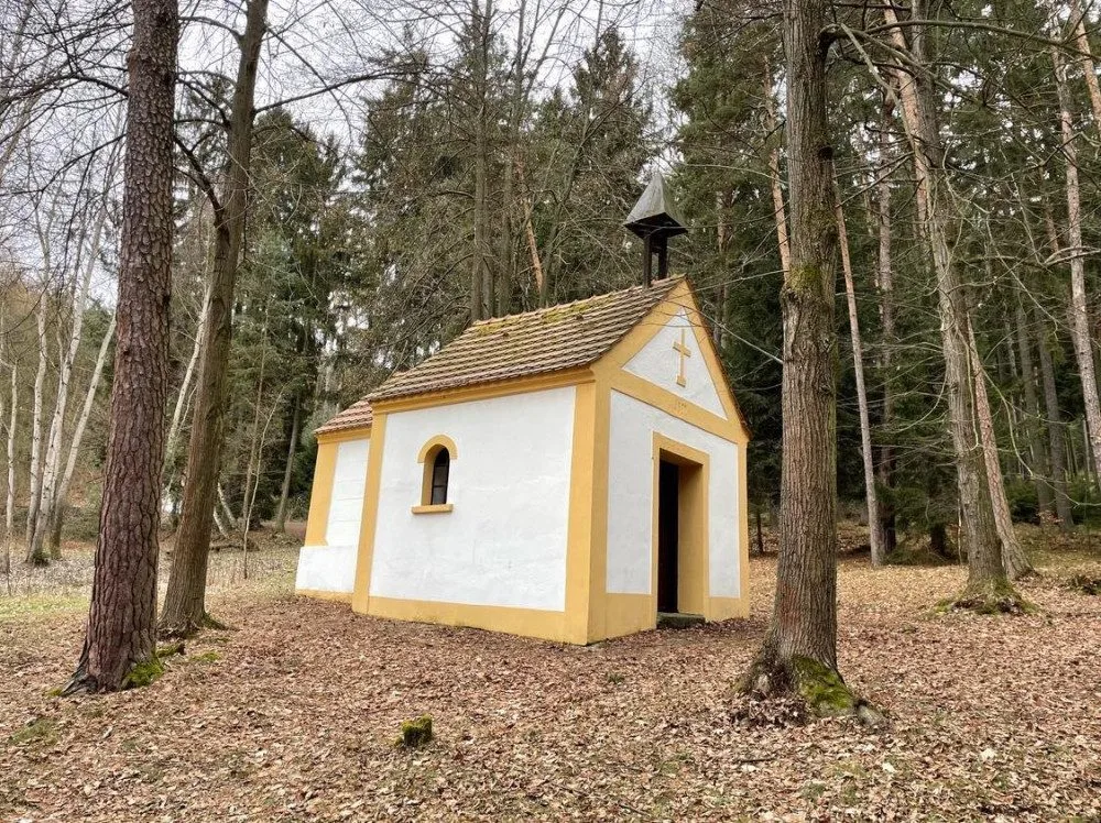 Skryté poutní místo nedaleko Budějovic ožívá každé září. Příběh kaple pod Klukem se začal psát v roce 1922.