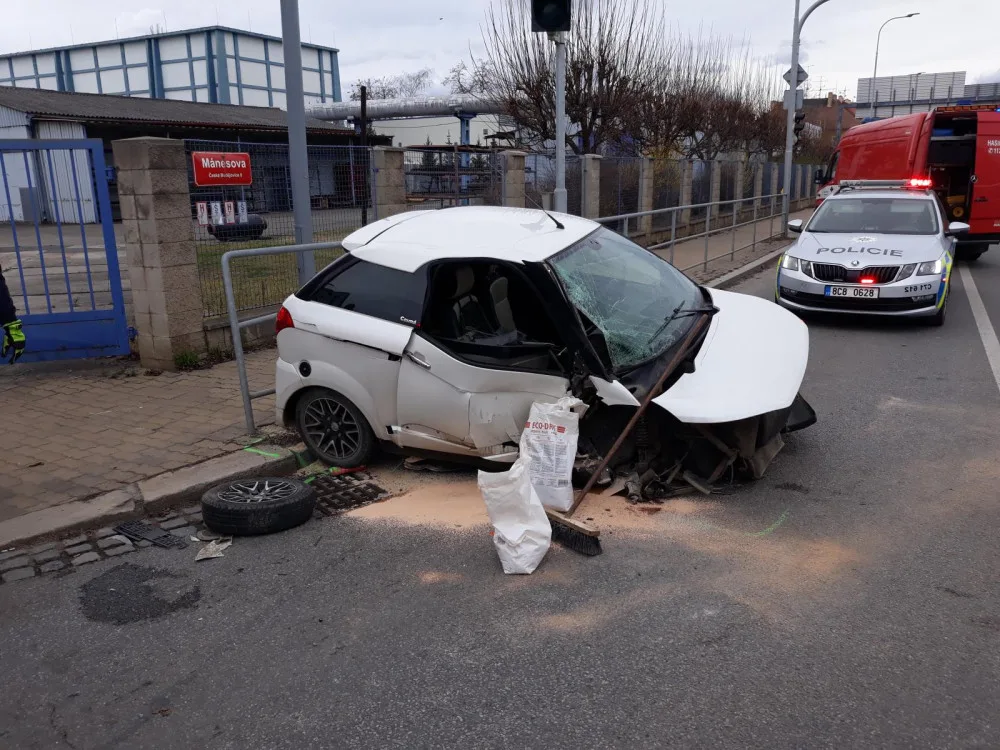 Nehoda na frekventované křižovatce si vyžádala lehké zranění