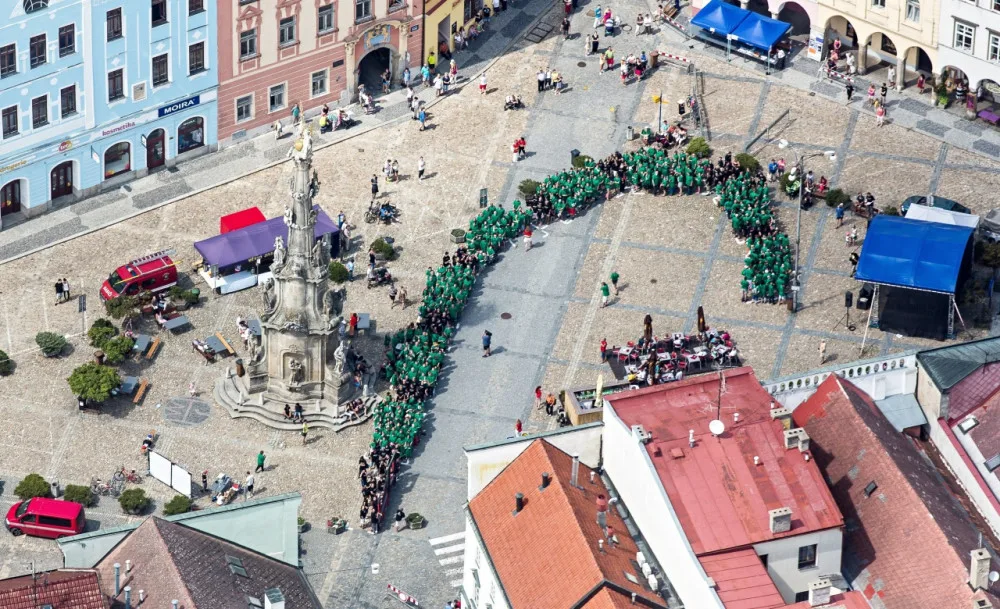 Největší počet lidí v plážovém oblečení na jednom místě. Jindřichův Hradec se chystá na další rekord