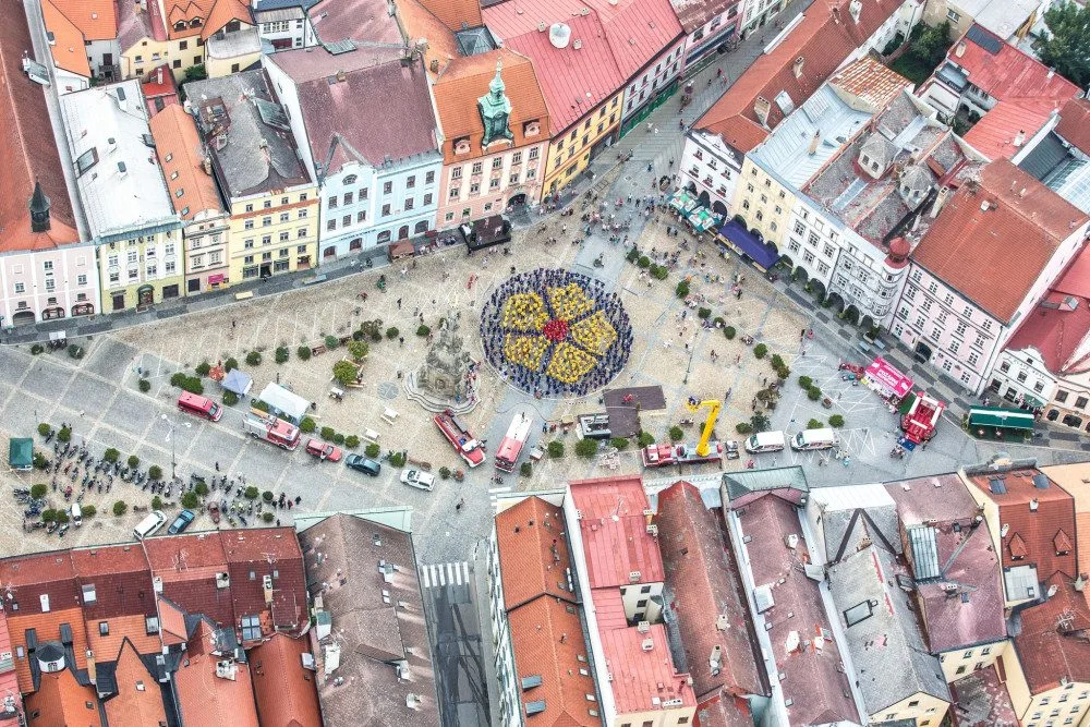 Největší počet lidí v plážovém oblečení na jednom místě. Jindřichův Hradec se chystá na další rekord