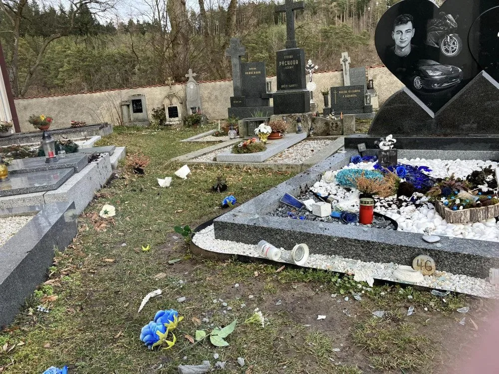 Nepochopitelné vandalství. Kdosi poškodil hrob a pietní místo tragicky zesnulého mladíka.