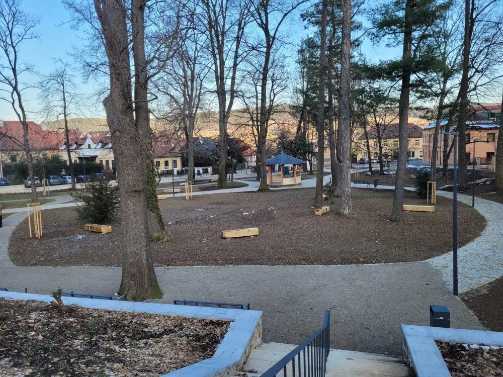 Prachatice otevřely obnovený Štěpánčin park, lidem vadí, že není bezbariérový.