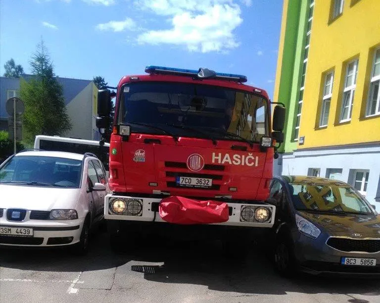 Mnoho řidičů se nevěnuje důsledně dopravnímu provozu. Hasiči popisují, jak uhýbat vozům jedoucím k zásahu.