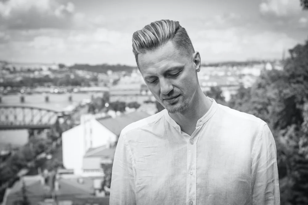 Ondřej Ruml zpívá šansony s Jihočeskou filharmonií