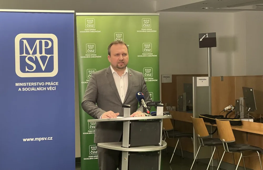 Ministerstvo práce a sociálních věcí prověří některé žádosti o výchovné, řekl Jurečka při návštěvě Budějc