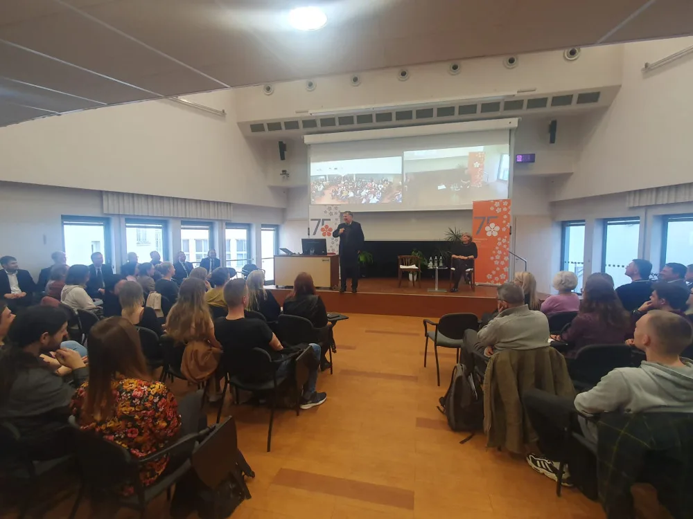 Většina krajů má na středních školách pro uchazeče dost míst, řekl ministr školství Balaš