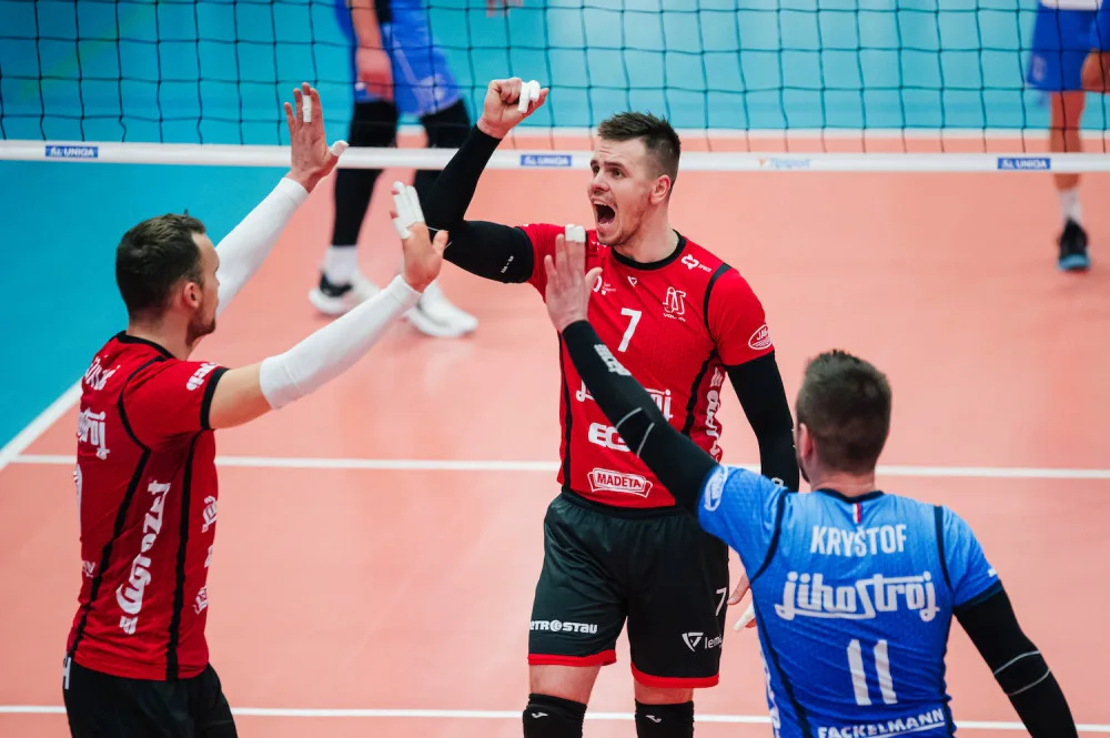 Podruhé bez ztráty setu. Jihostroj je krok od semifinále