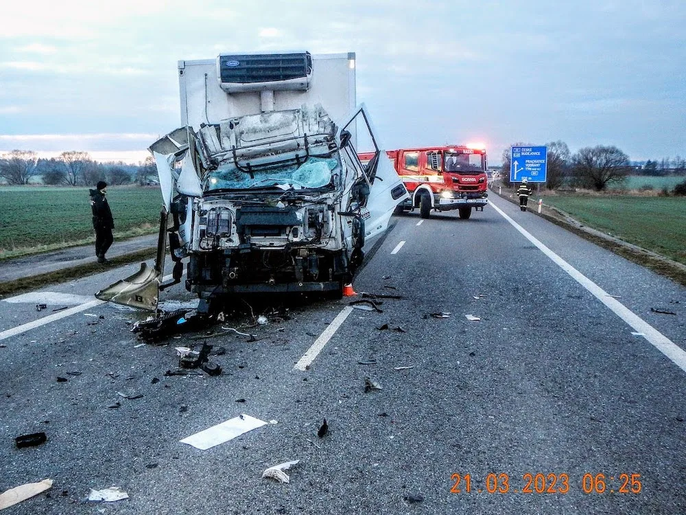 U Vodňan se srazil traktor s náklaďákem. Silnice je uzavřená