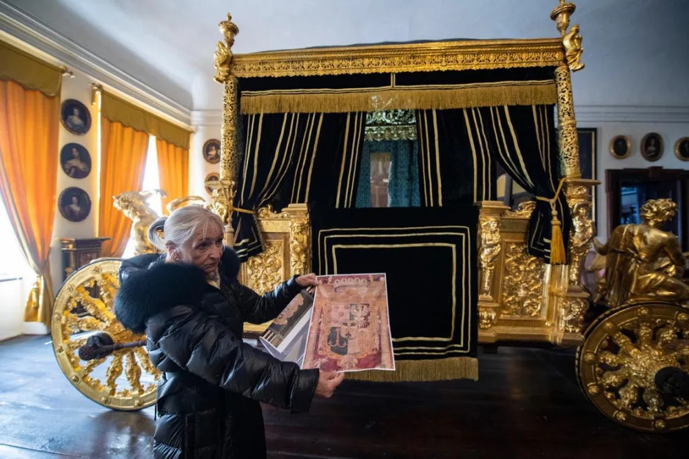 Zámek v Krumlově obnovil látky na zlatém kočáře, jenž jel v 17. století k papeži.