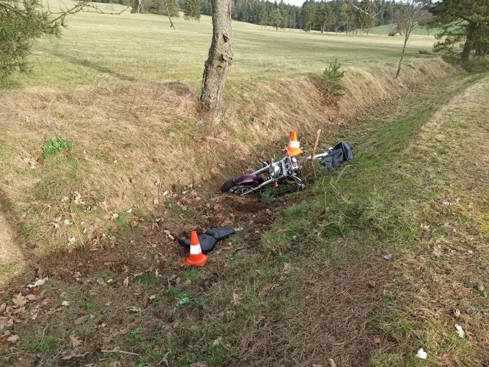 Tragická nehoda motocyklisty. Se svým strojem narazil do stromu, záchranáři mu už nedokázali pomoci