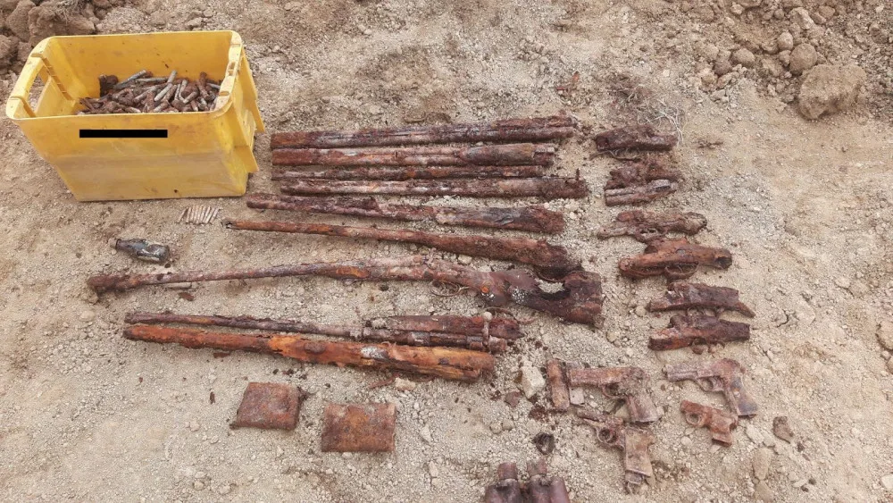 Při kopání bagrem našli krabici s municí. Pyrotechnik musel rozbušky na místě odpálit